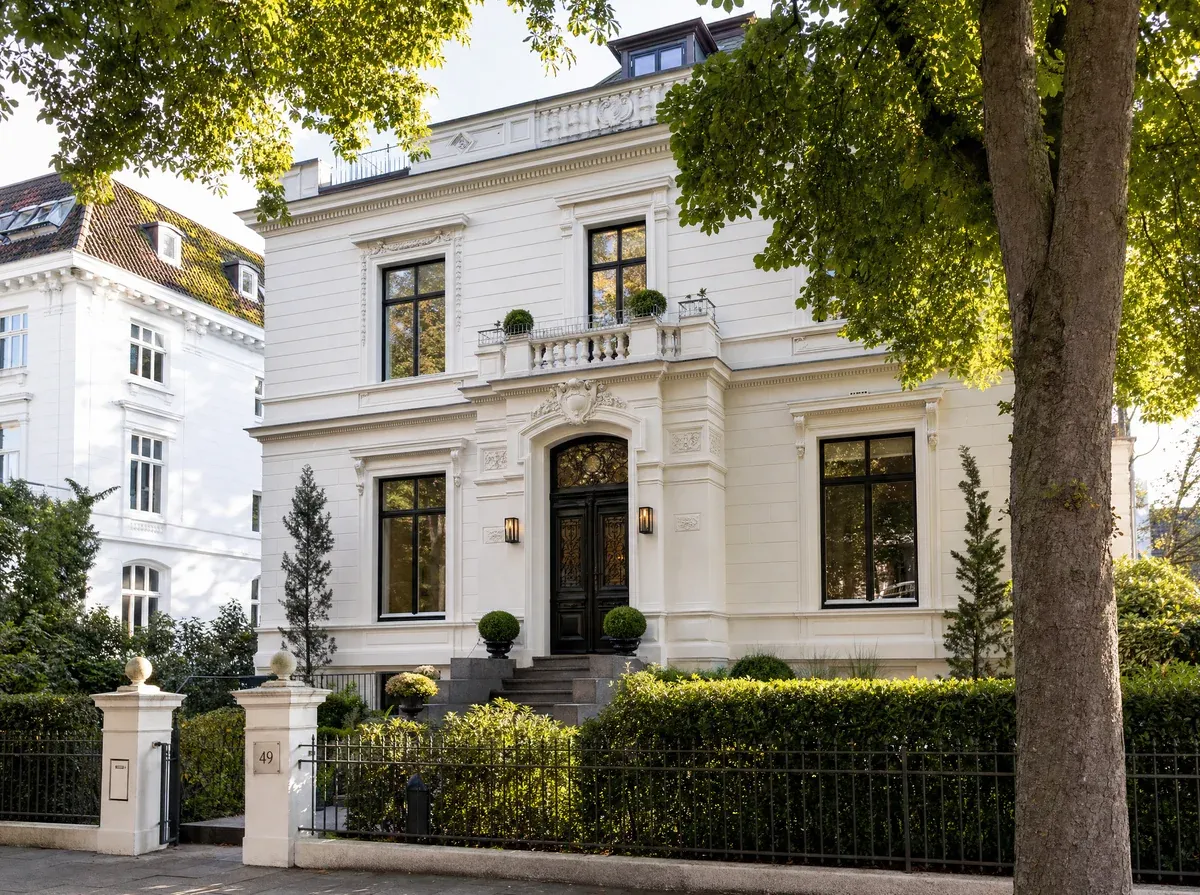 KI-generiert: Reetdachhaus mit Elbblick